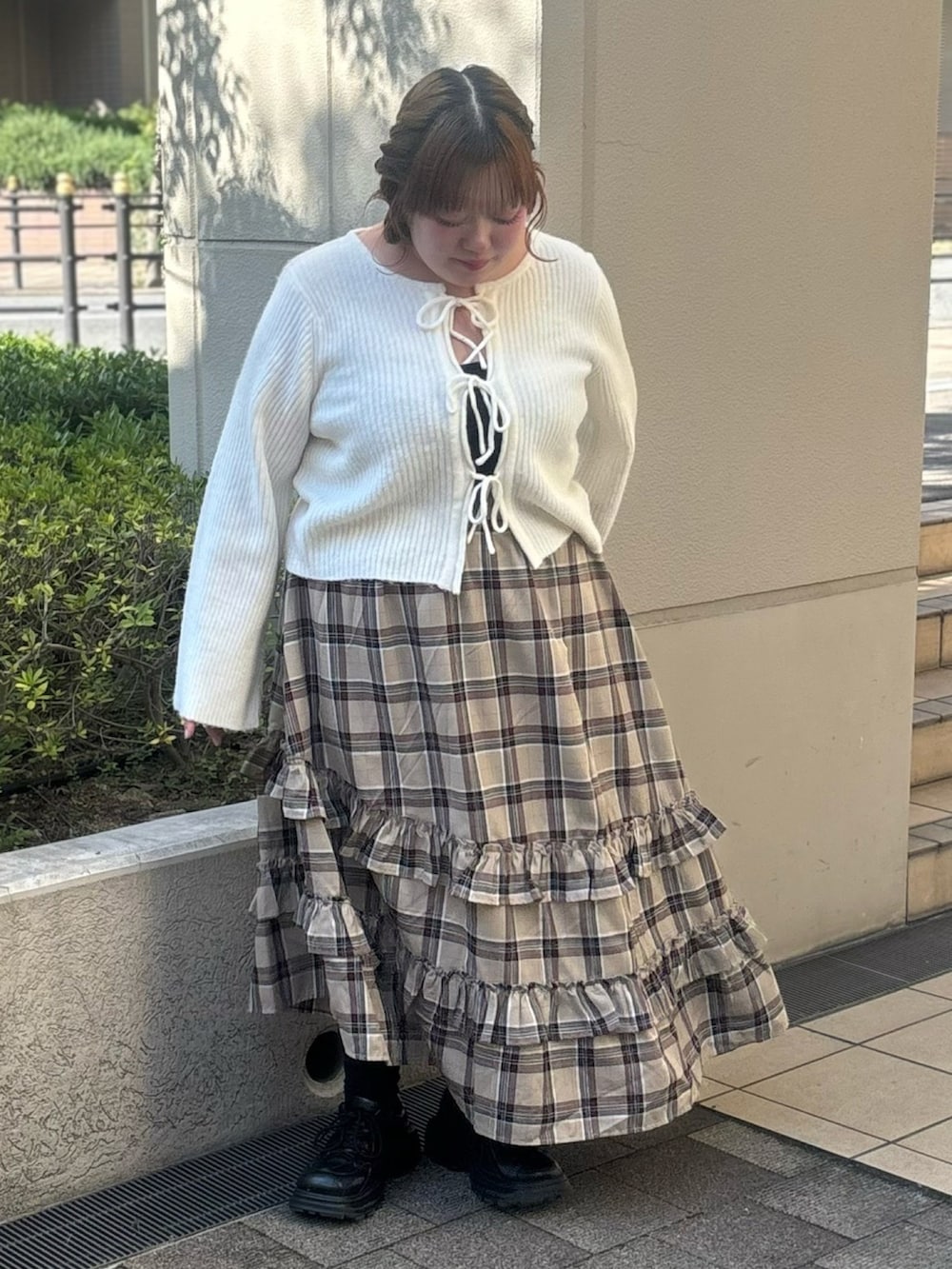 ベージュ系のスカート、ホワイト系のカーディガン/ボレロを着用したレディースの秋コーディネートの3枚目の写真