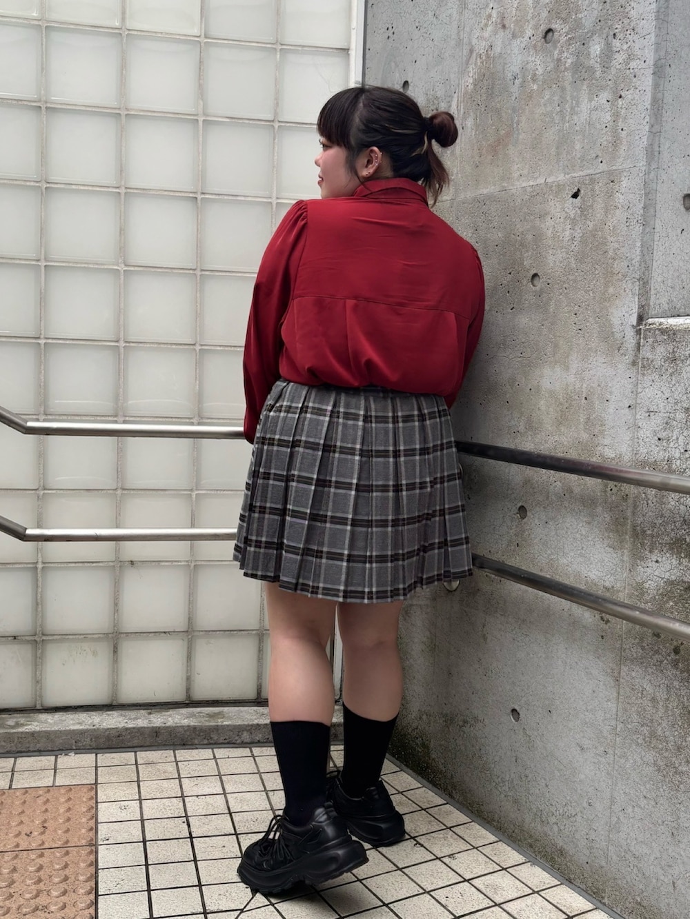 グレー系のスカート、レッド系のシャツ/ブラウスを着用したレディースの秋コーディネートの4枚目の写真