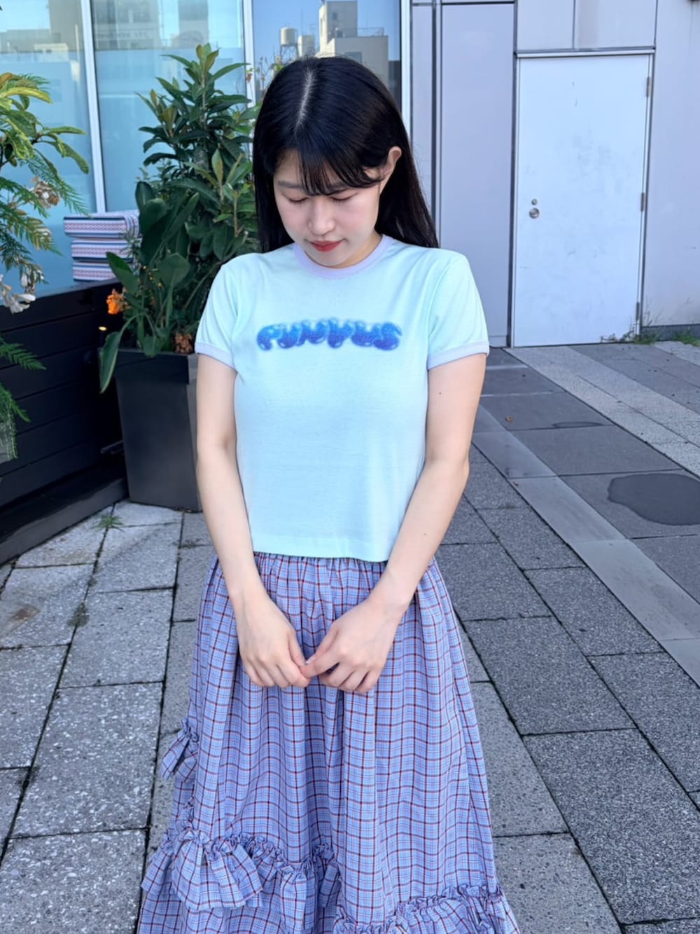 ブルー系のスカート、グリーン系のTシャツ/カットソーを着用したレディースの夏コーディネートの5枚目の写真