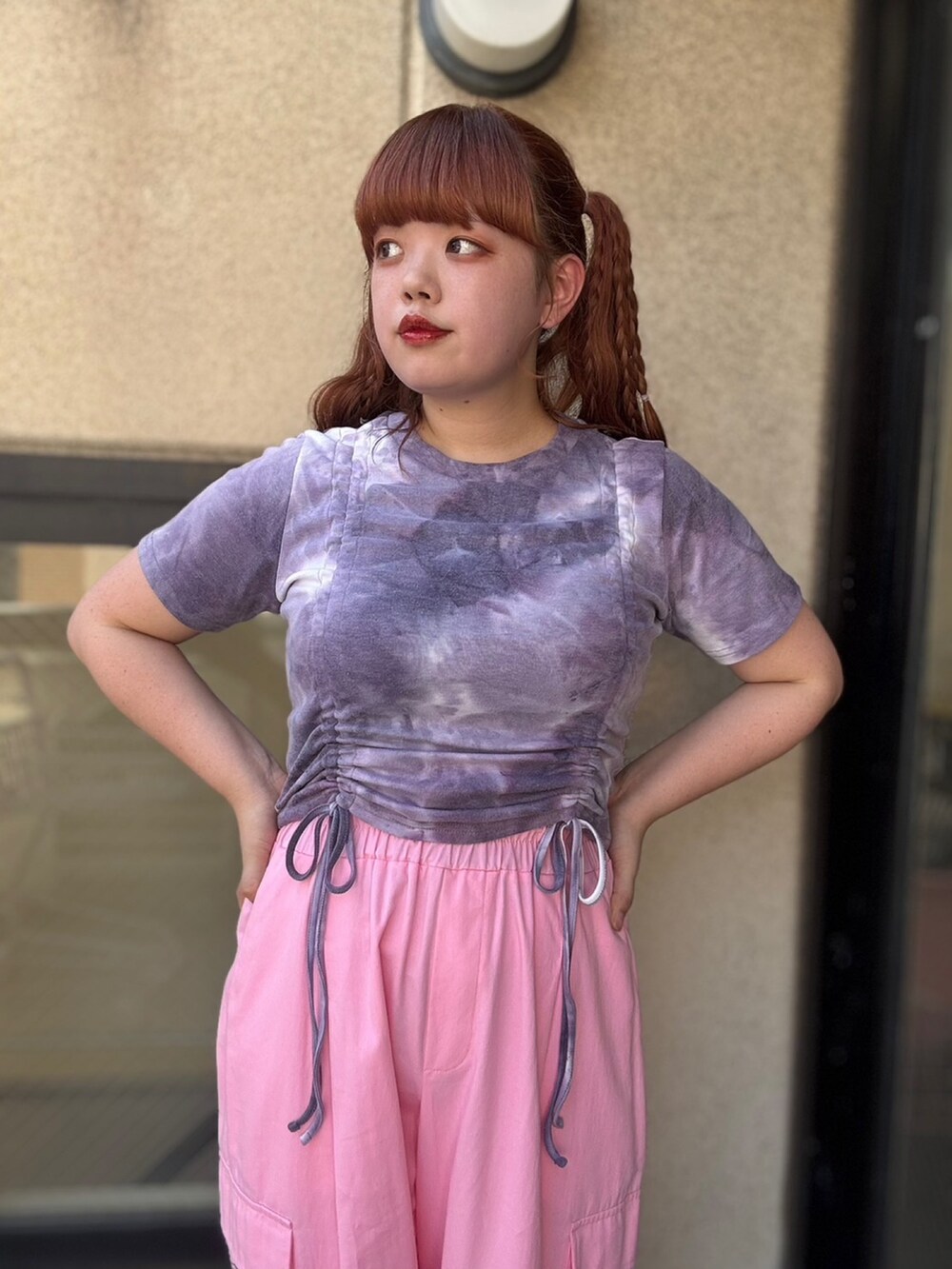 ピンク系のカーゴパンツ、パープル系のTシャツ/カットソーを着用したレディースの夏コーディネートの4枚目の写真