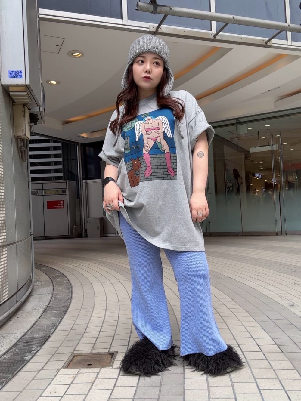 グレー系のTシャツ/カットソー、ブルー系のその他パンツ、グレー系のニットキャップ/ビーニーを着用したレディースの春コーディネートの2枚目の写真