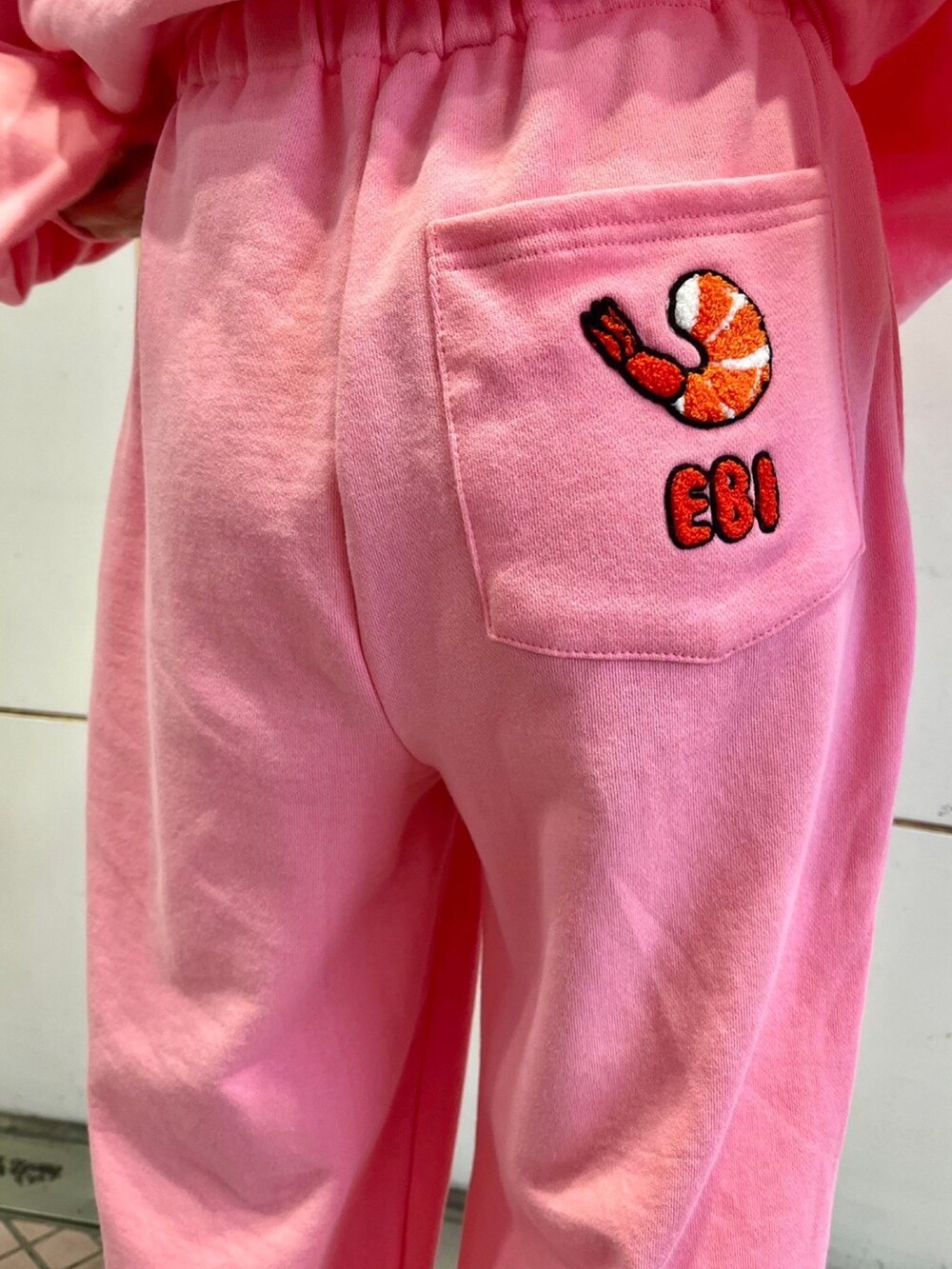 ピンク系のスウェットパンツ、ピンク系のスウェットを着用したレディースの秋コーディネートの3枚目の写真