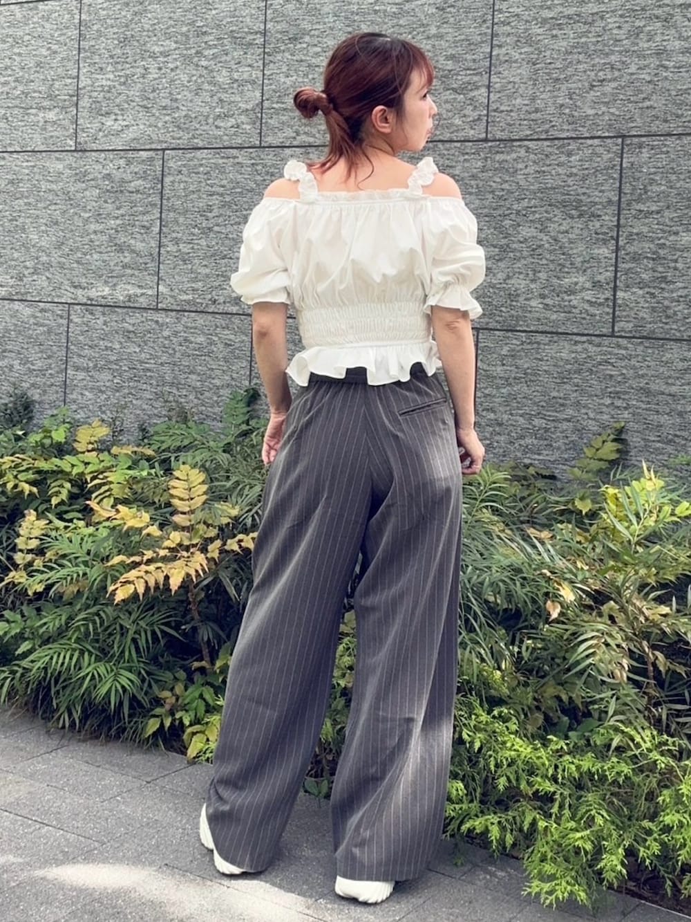 グレー系のその他パンツ、ホワイト系のシャツ/ブラウスを着用したレディースの夏コーディネートの3枚目の写真