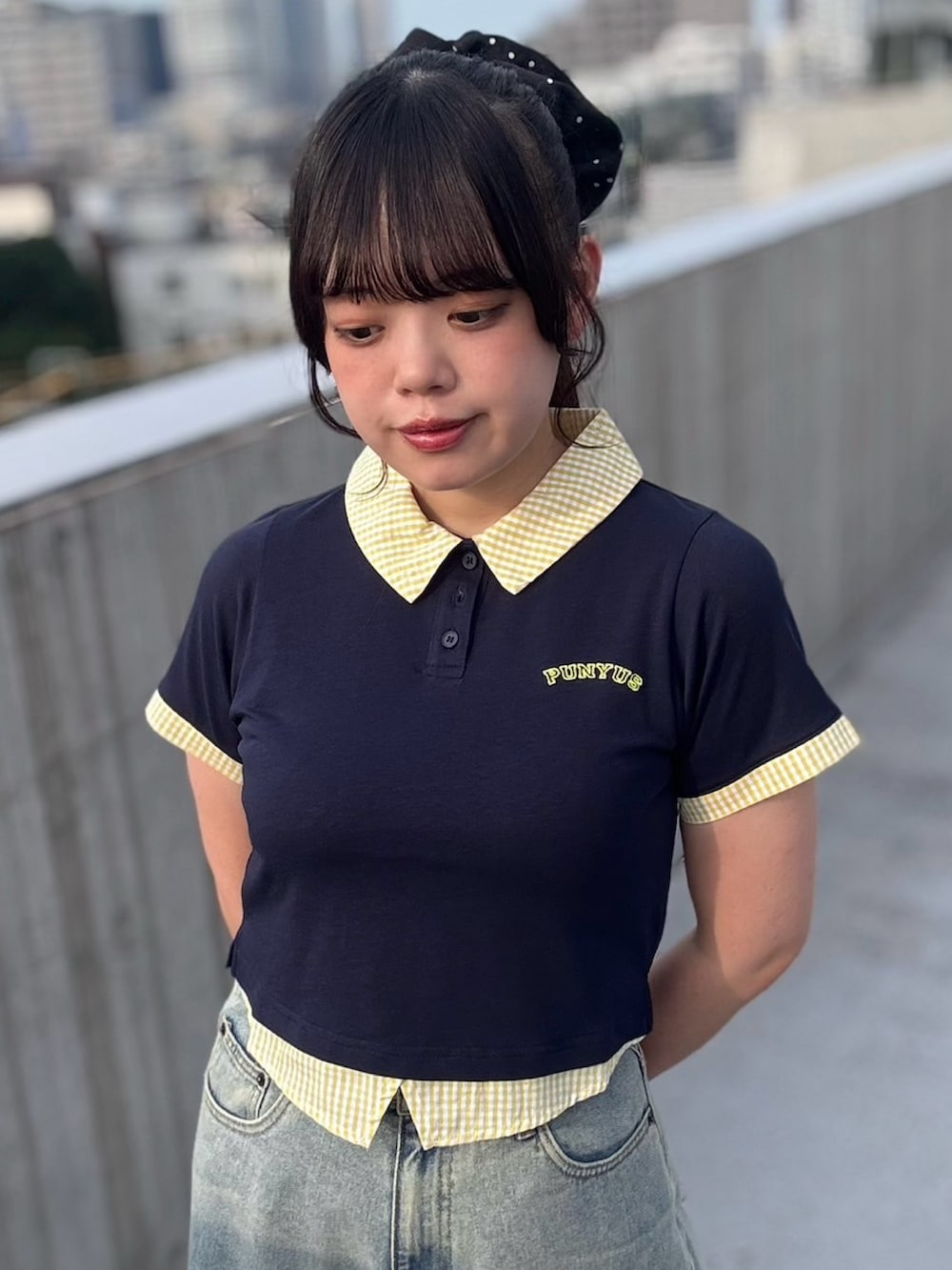 ブルー系のデニムパンツ、ブルー系のTシャツ/カットソーを着用したレディースの夏コーディネートの7枚目の写真