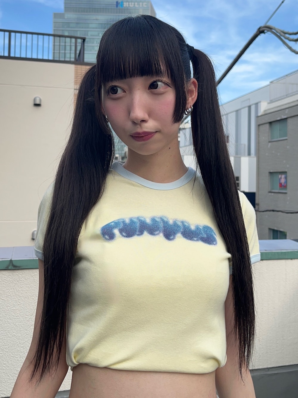 グレー系のスウェットパンツ、イエロー系のTシャツ/カットソーを着用したレディースの夏コーディネートの5枚目の写真