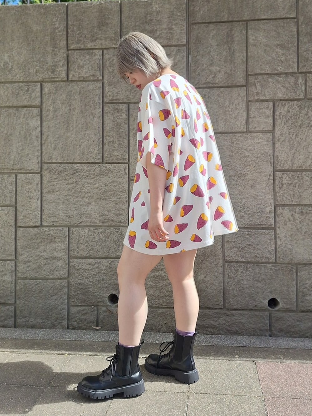 パープル系のTシャツ/カットソー、ブラック系のデニムパンツを着用したレディースの夏コーディネートの5枚目の写真