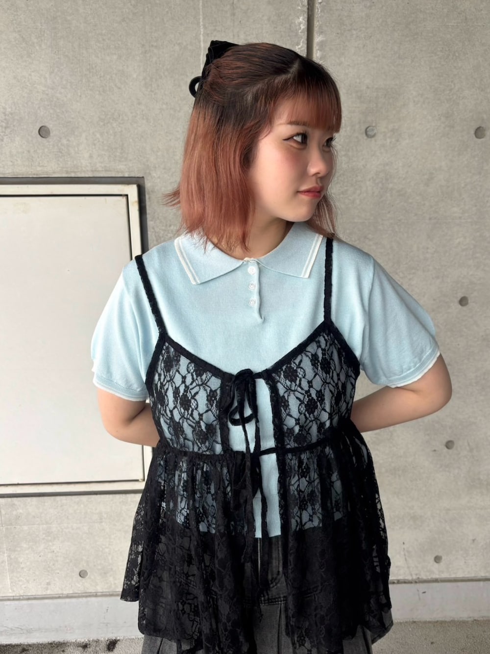 ブルー系のポロシャツ、ブラック系のワンピース、ブラック系のデニムスカートを着用したレディースの夏コーディネートの3枚目の写真