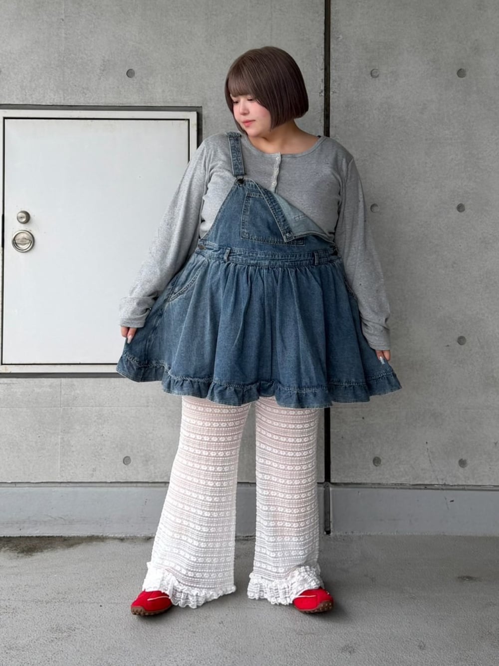 ホワイト系のその他パンツ、ブルー系のジャンパースカート、グレー系のカーディガン/ボレロを着用したレディースの秋コーディネートの2枚目の写真