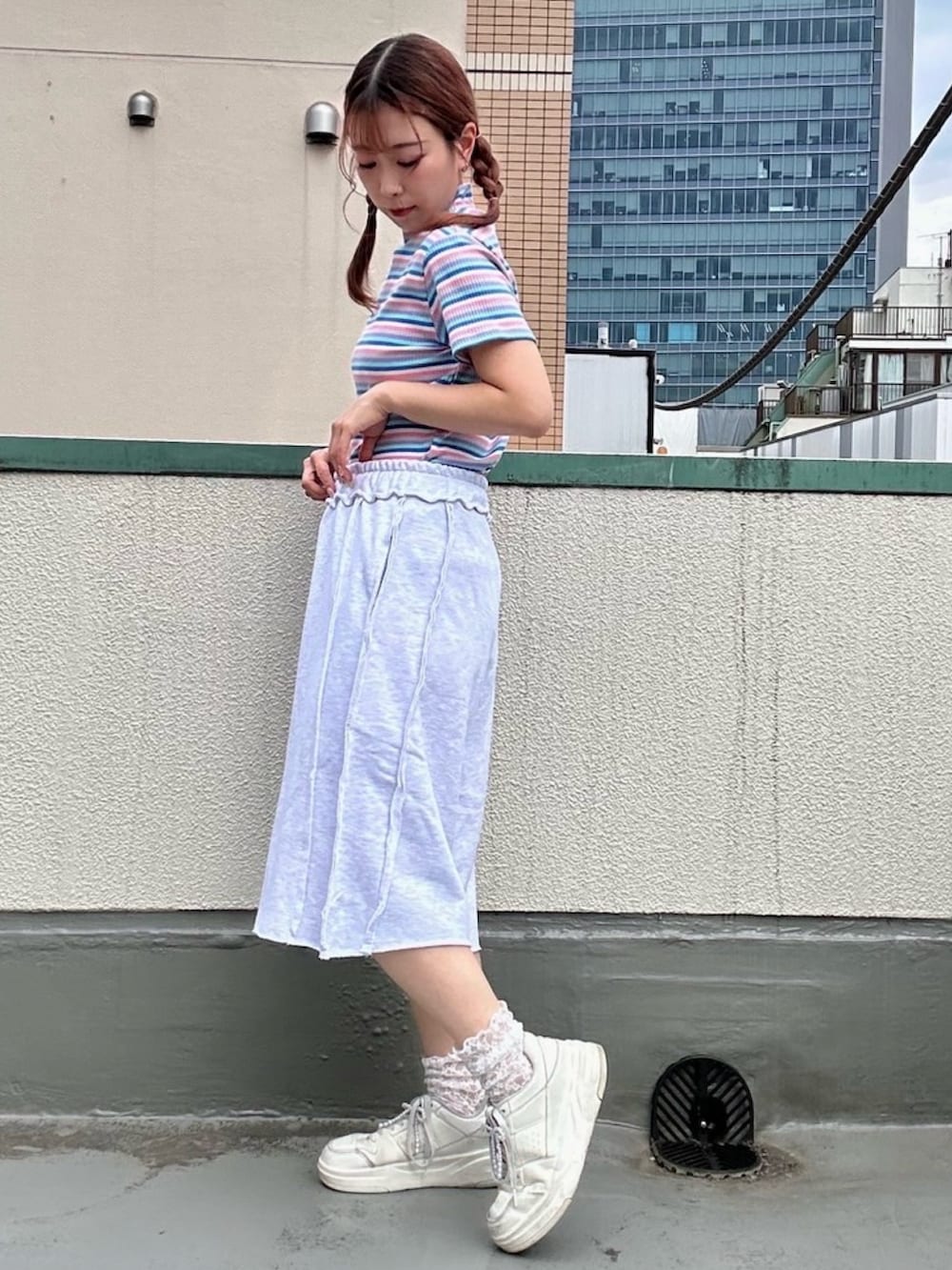 ホワイト系のスウェットパンツ、ピンク系のTシャツ/カットソーを着用したレディースの夏コーディネートの3枚目の写真