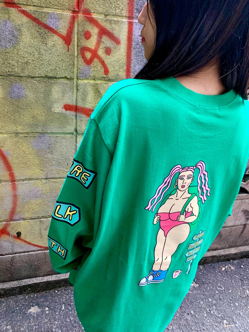 ブラック系のダウンジャケット/コート、グリーン系のTシャツ/カットソー、ブラック系のベルトを着用したレディースの秋コーディネートの4枚目の写真