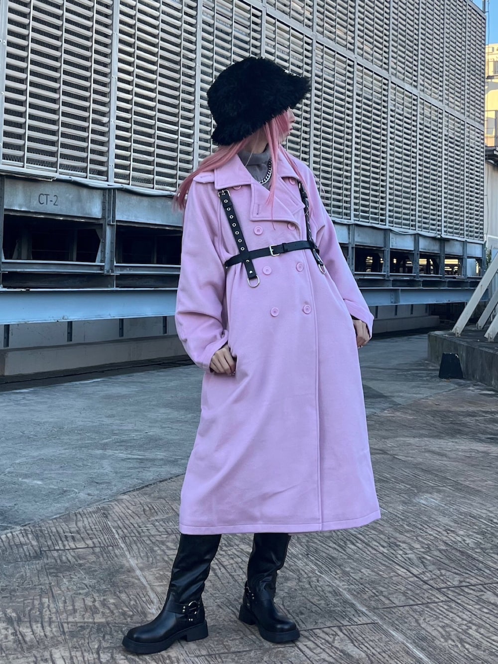 ピンク系のその他アウター、グレー系のニット/セーター、ブラック系のベルトを着用したレディースの秋コーディネートの4枚目の写真