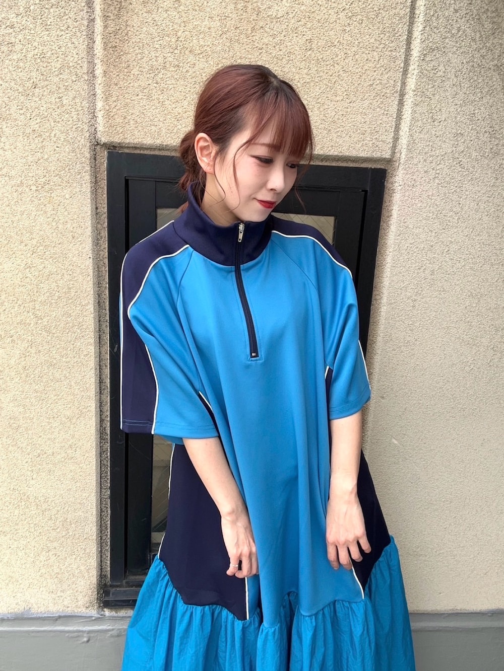 ブルー系のワンピースを着用したレディースの春コーディネートの3枚目の写真