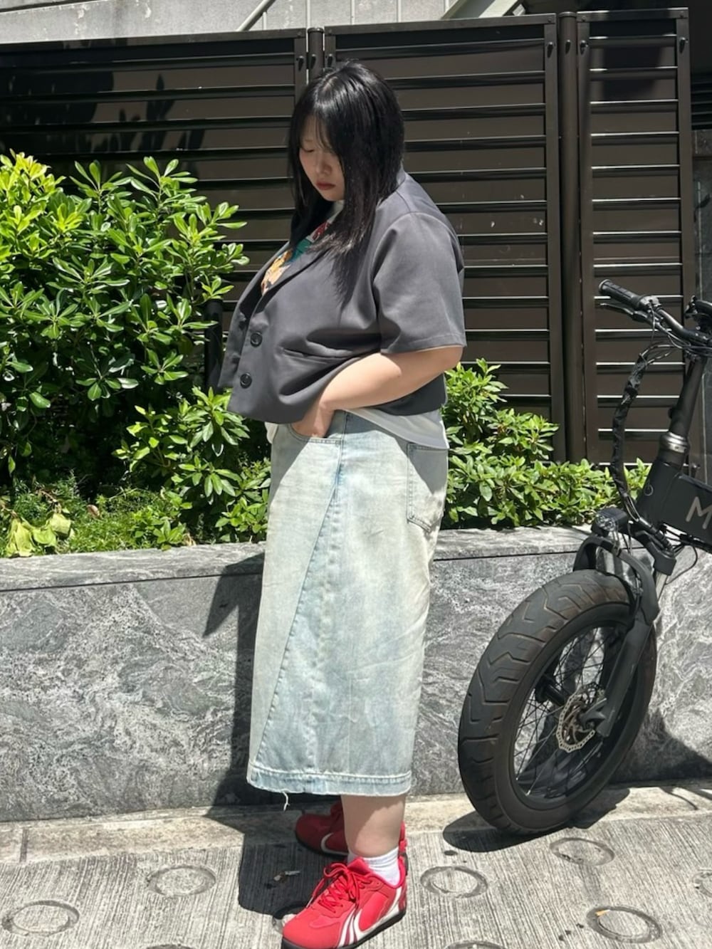 ブルー系のデニムパンツ、ホワイト系のTシャツ/カットソー、グレー系のテーラードジャケットを着用したレディースの春コーディネートの7枚目の写真