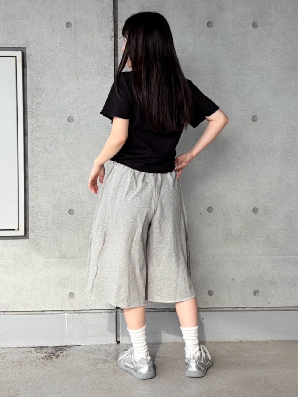 グレー系のスウェットパンツ、ブラック系のTシャツ/カットソーを着用したレディースの夏コーディネートの4枚目の写真