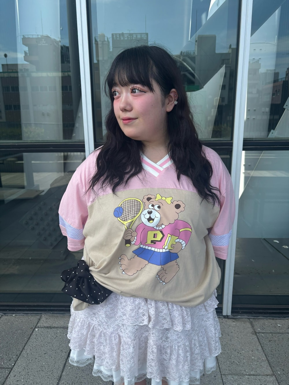 ピンク系のTシャツ/カットソー、ホワイト系のスカート、ホワイト系のワンピースを着用したレディースの夏コーディネートの2枚目の写真