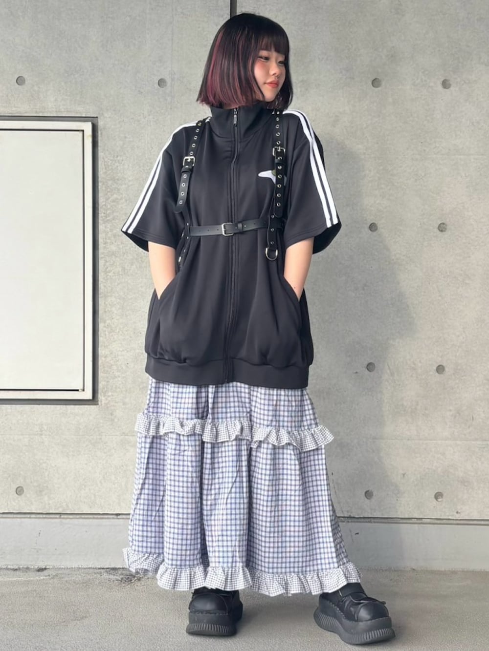 ブルー系のスカート、ブラック系のジャージ、ブラック系のベルトを着用したレディースの夏コーディネートの2枚目の写真