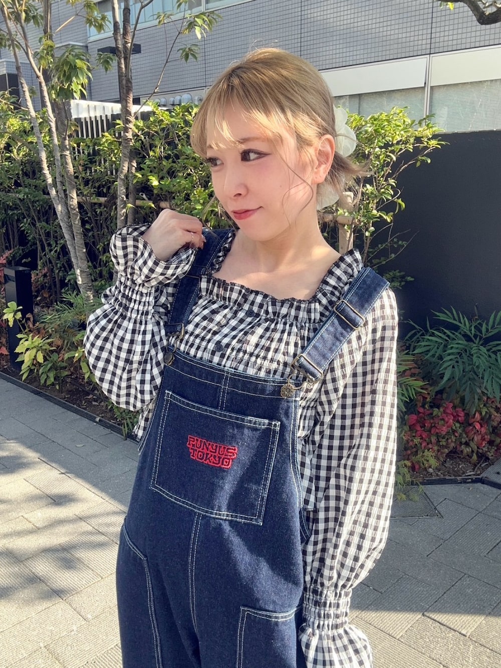 ブルー系のサロペット/オーバーオール、ブラック系のシャツ/ブラウスを着用したレディースの春コーディネートの3枚目の写真