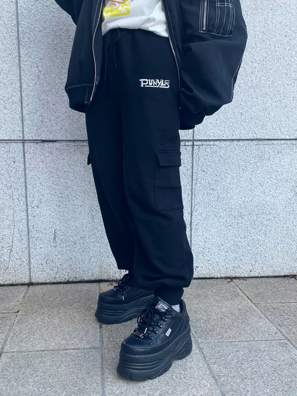 ホワイト系のTシャツ/カットソー、ブラック系のMA-1、ブラック系のスウェットパンツを着用したレディースの秋コーディネートの3枚目の写真