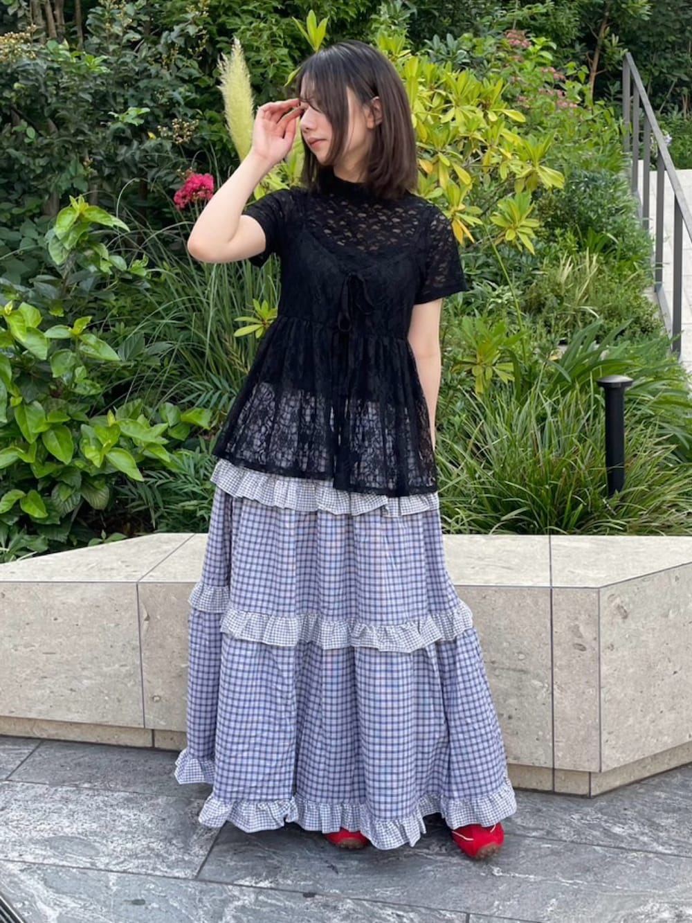 ブルー系のスカート、ブラック系のTシャツ/カットソー、ブラック系のチュニックを着用したレディースの夏コーディネートの2枚目の写真
