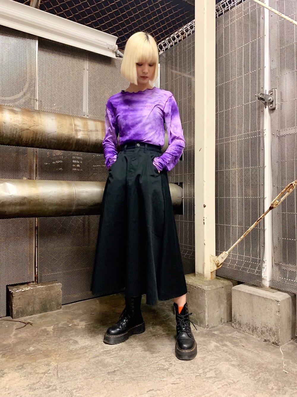 パープル系のTシャツ/カットソー、ブラック系のスカート、ブラック系のMA-1を着用したレディースの冬コーディネートの2枚目の写真