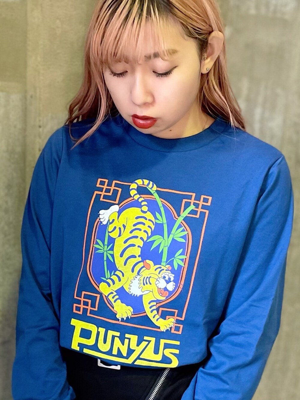 ブルー系のTシャツ/カットソー、ブラック系のスカートを着用したレディースの秋コーディネートの2枚目の写真