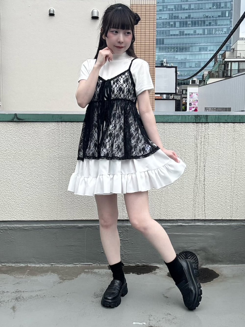 ホワイト系のスカート、ブラック系のワンピース、ホワイト系のTシャツ/カットソーを着用したレディースの夏コーディネートの2枚目の写真
