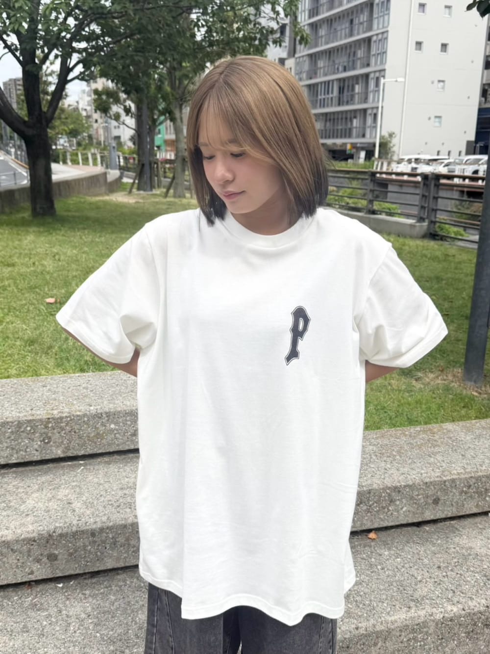 ホワイト系のTシャツ/カットソー、ブラック系のデニムパンツを着用したレディースの夏コーディネートの5枚目の写真