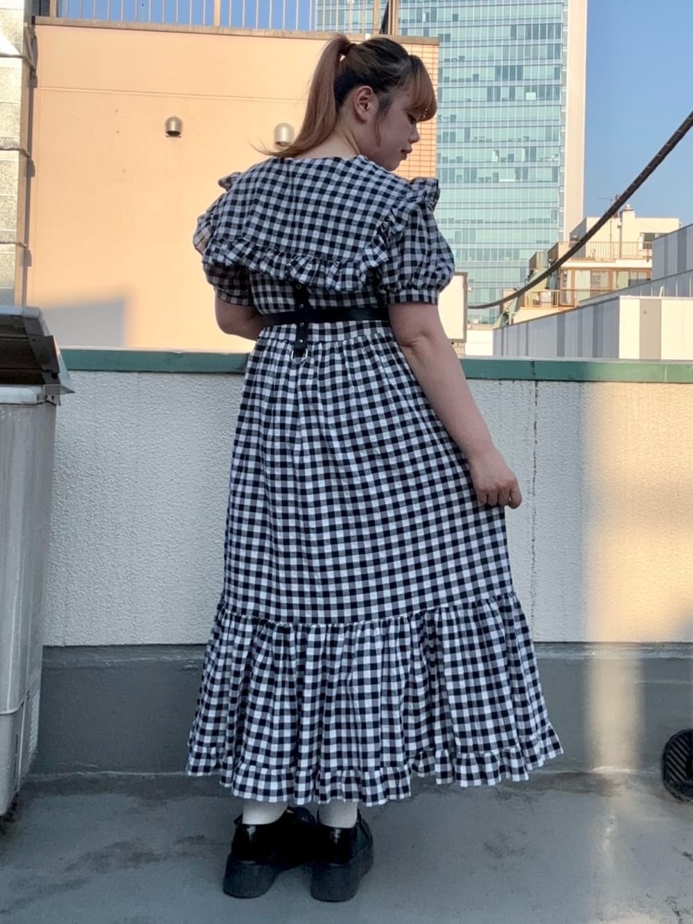 ブラック系のワンピース、ブラック系のベルトを着用したレディースの夏コーディネートの3枚目の写真