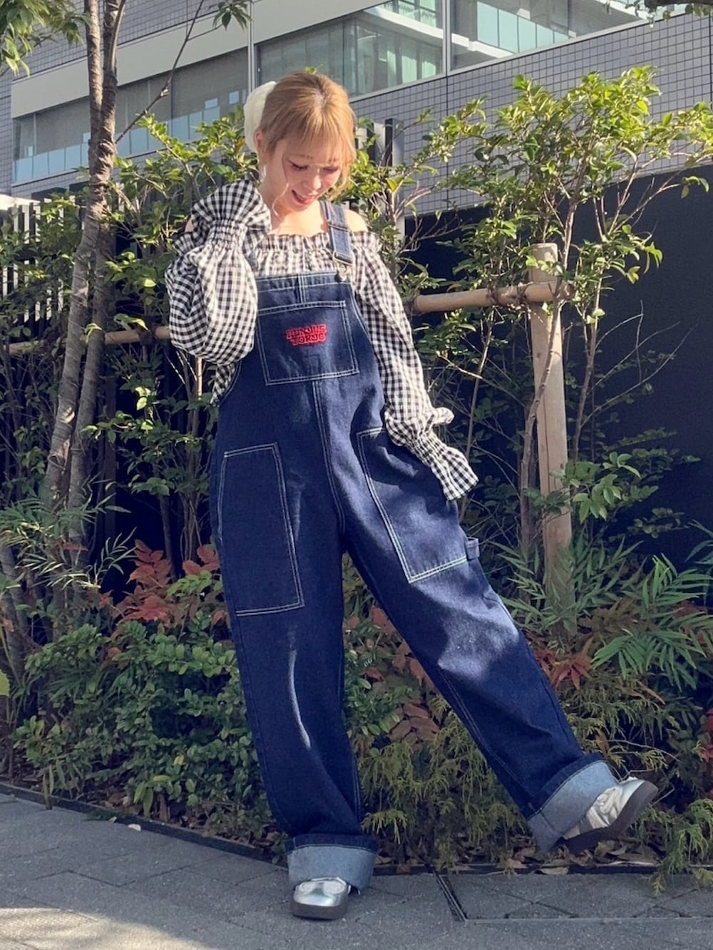 ブルー系のサロペット/オーバーオール、ブラック系のシャツ/ブラウスを着用したレディースの春コーディネートの2枚目の写真