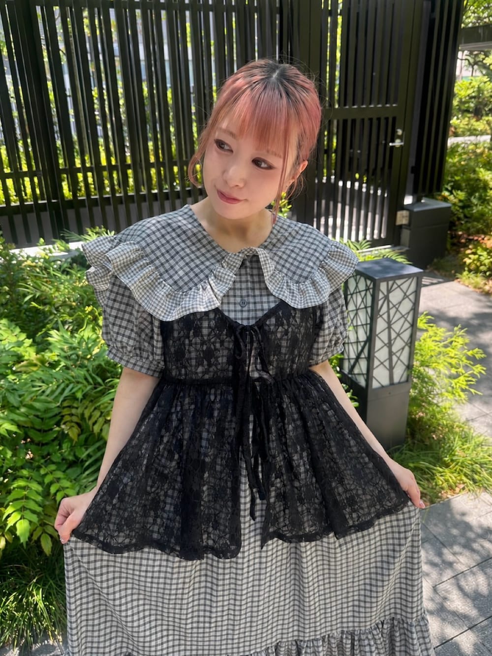 ブラック系のワンピース、ブラック系のチュニックを着用したレディースの夏コーディネートの2枚目の写真