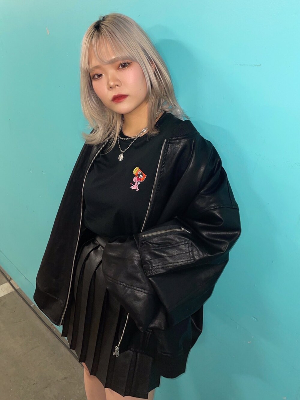 ブラック系のMA-1、ブラック系のTシャツ/カットソー、ブラック系のスカートを着用したレディースの秋コーディネートの2枚目の写真