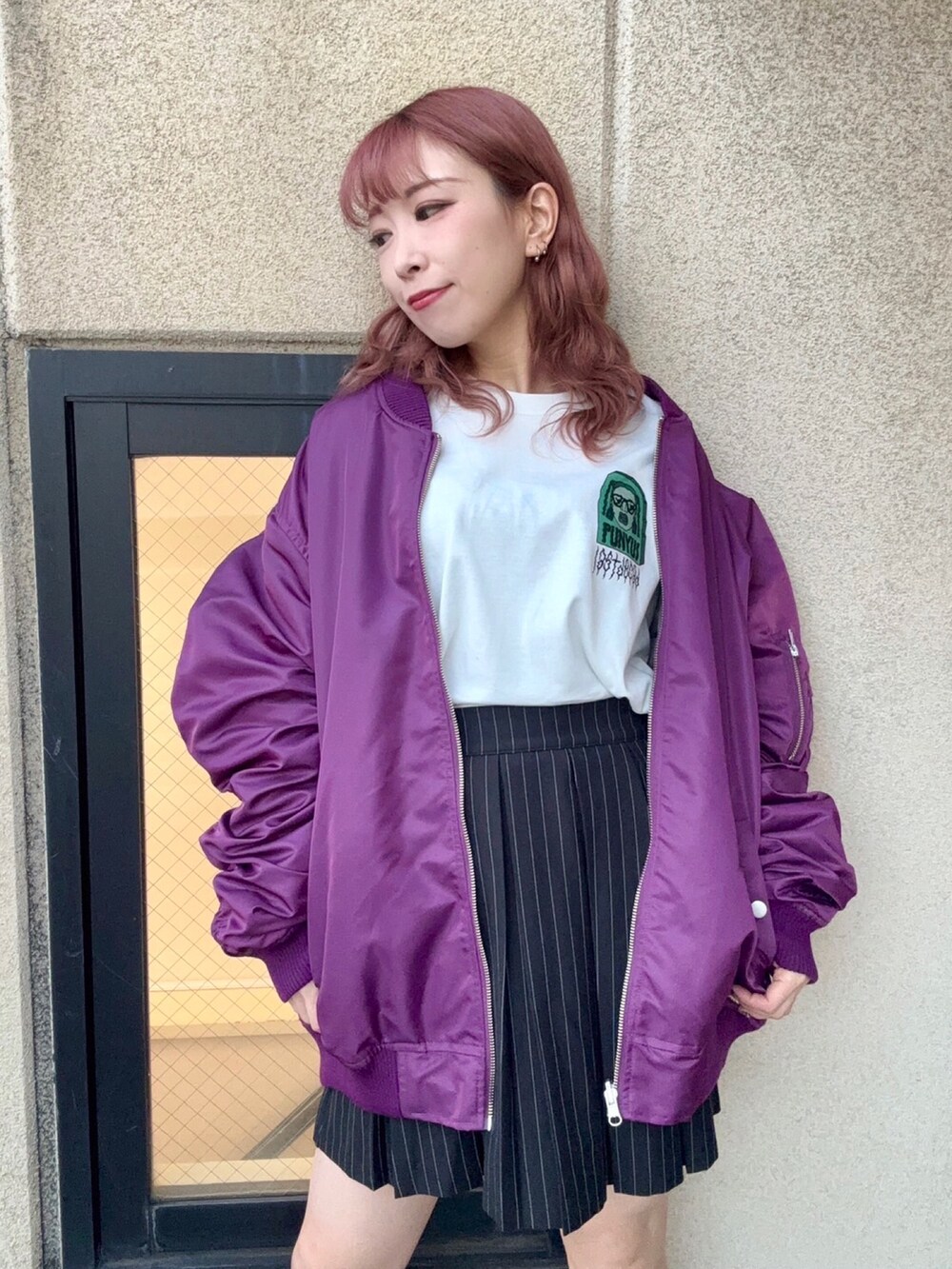 ホワイト系のTシャツ/カットソー、パープル系のMA-1、グレー系のスカートを着用したレディースの秋コーディネートの2枚目の写真