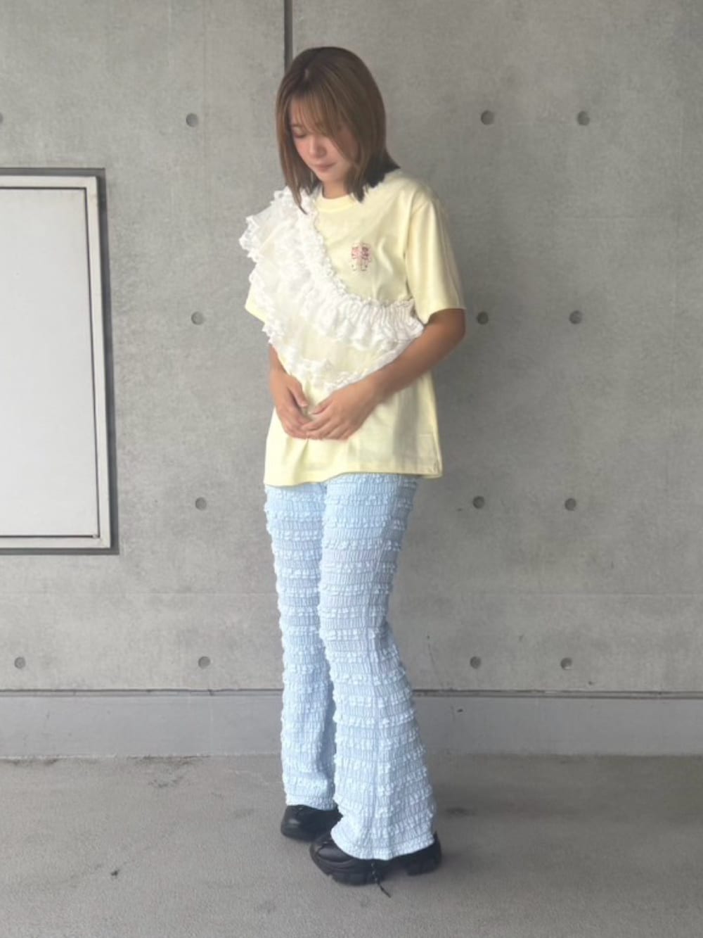 ブルー系のその他パンツ、イエロー系のTシャツ/カットソー、ホワイト系のスカートを着用したレディースの秋コーディネートの3枚目の写真