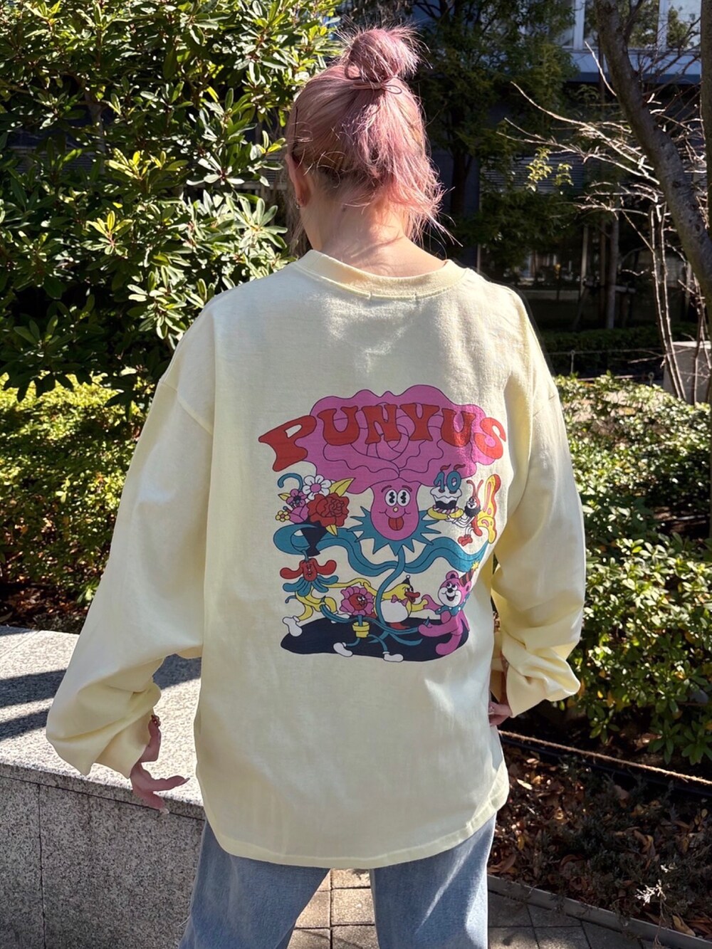 イエロー系のTシャツ/カットソー、グリーン系のシャツ/ブラウス、ブルー系のデニムパンツを着用したレディースの冬コーディネートの3枚目の写真