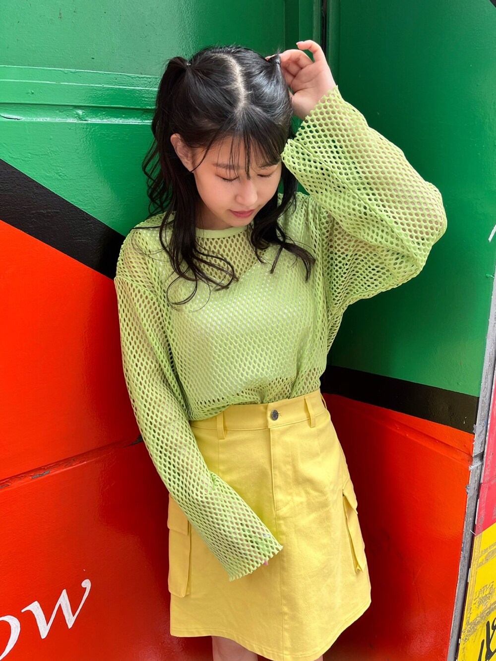 ブラック系のサンダル、グリーン系のTシャツ/カットソー、イエロー系のスカートを着用したレディースの夏コーディネートの3枚目の写真