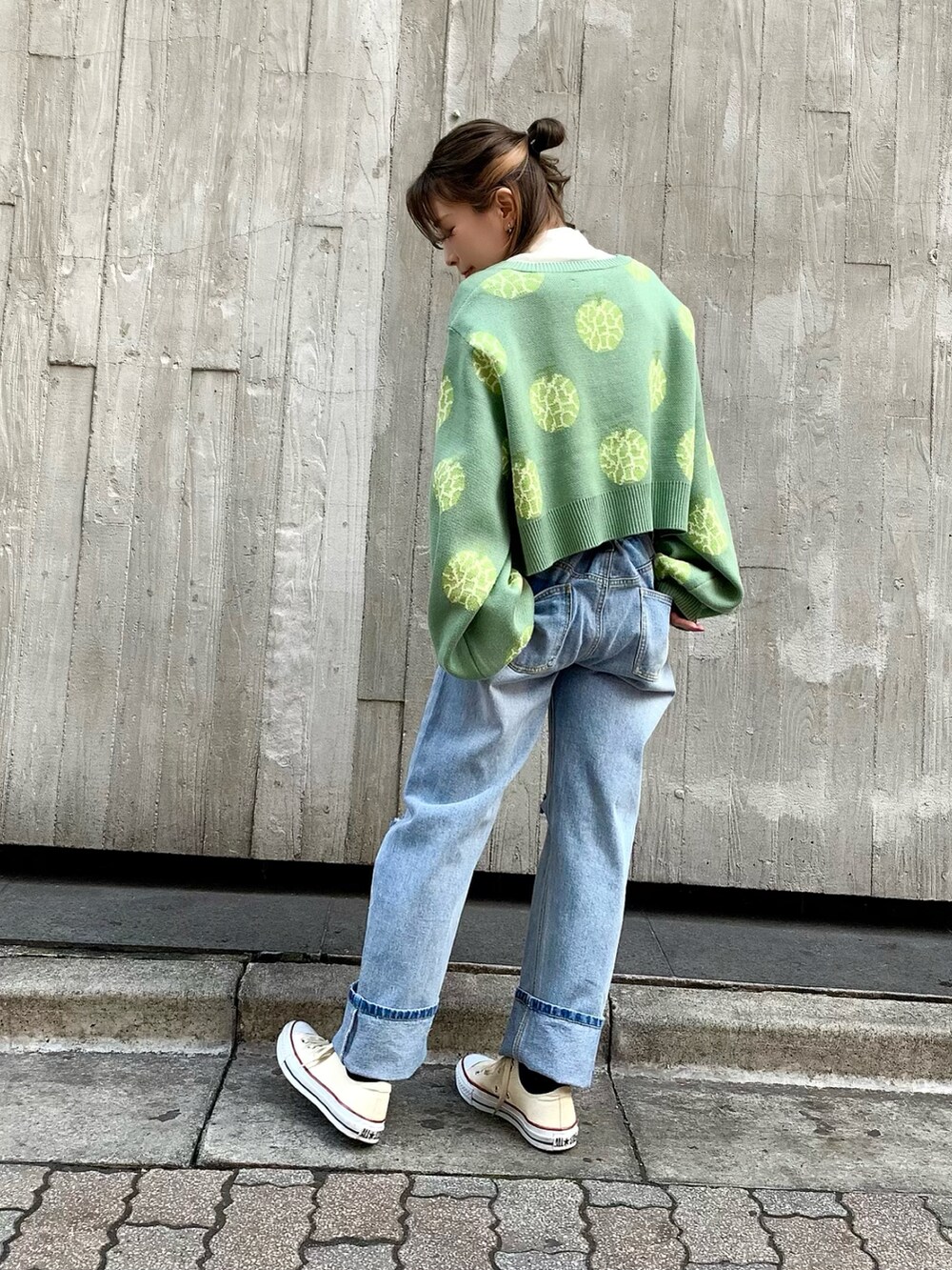 ブルー系のデニムパンツ、グリーン系のカーディガン/ボレロ、ホワイト系のTシャツ/カットソーを着用したレディースの冬コーディネートの2枚目の写真