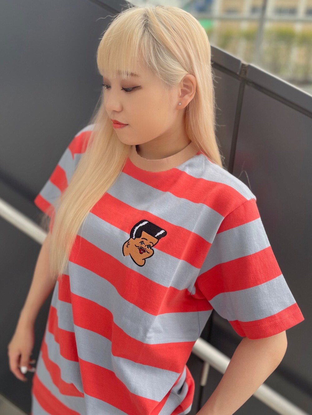 レッド系のTシャツ/カットソー、レッド系のスウェットパンツを着用したレディースの夏コーディネートの2枚目の写真