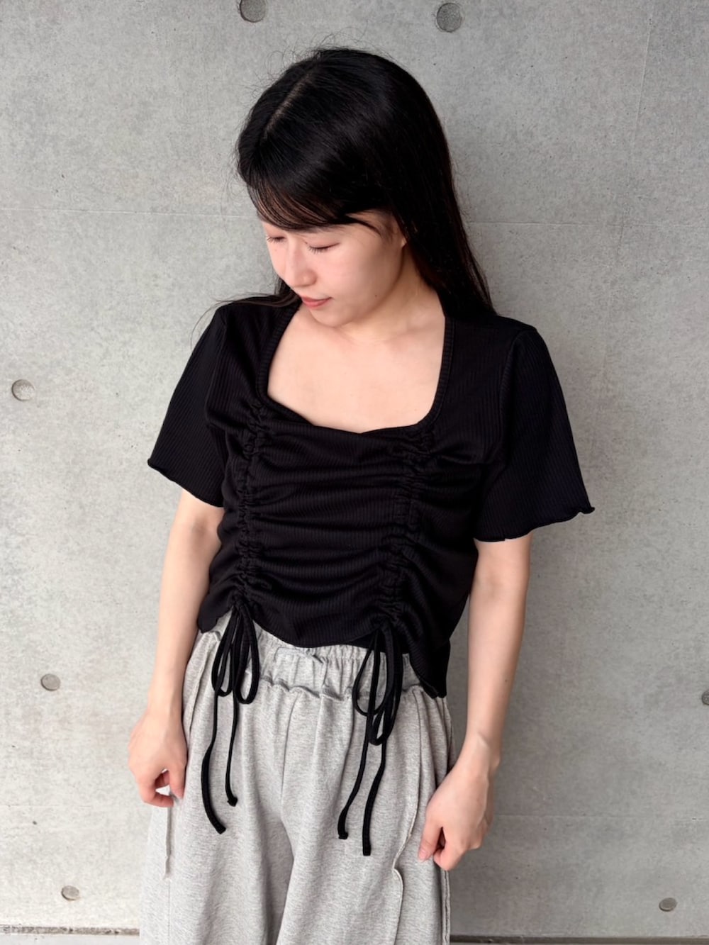 グレー系のスウェットパンツ、ブラック系のTシャツ/カットソーを着用したレディースの夏コーディネートの3枚目の写真