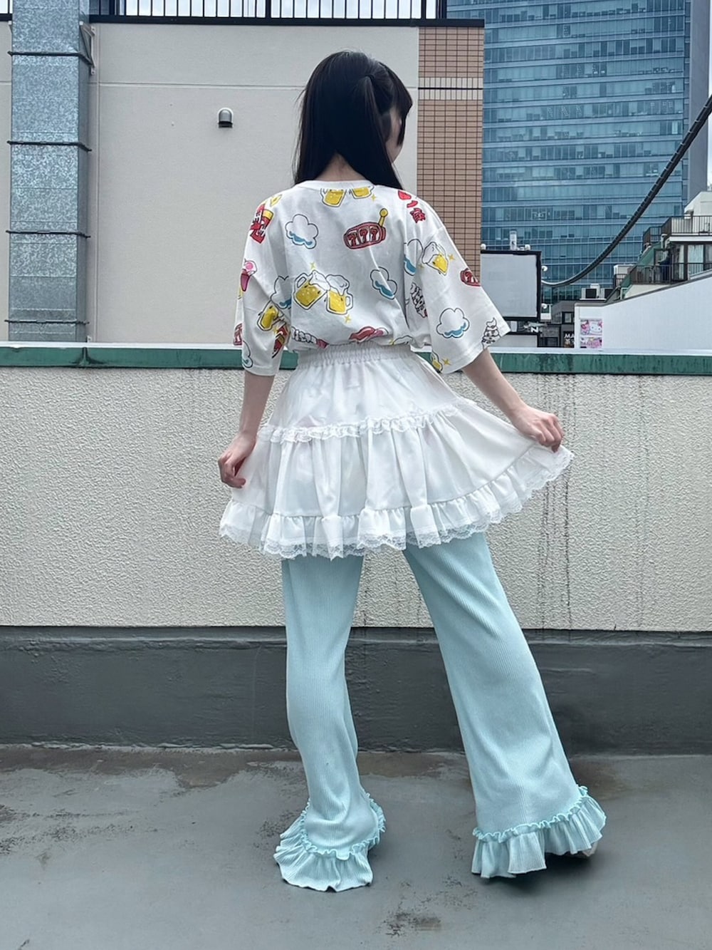ブルー系のその他パンツ、ホワイト系のスカート、ホワイト系のTシャツ/カットソーを着用したレディースの春コーディネートの3枚目の写真