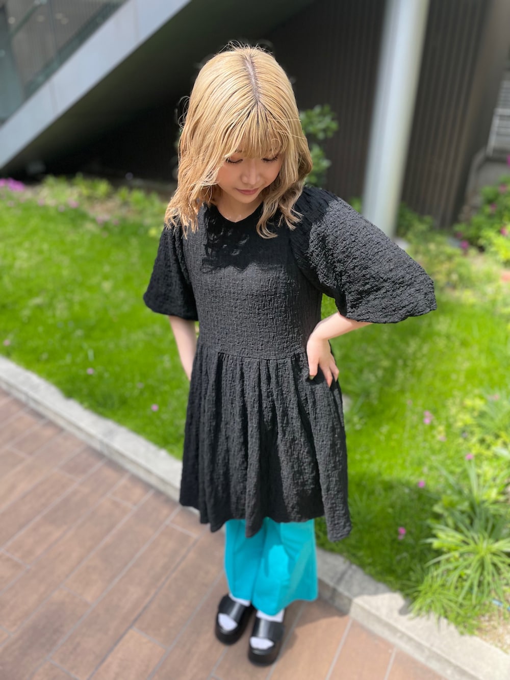 ブルー系のその他パンツ、ブラック系のサンダル、ブラック系のワンピースを着用したレディースの春コーディネートの3枚目の写真