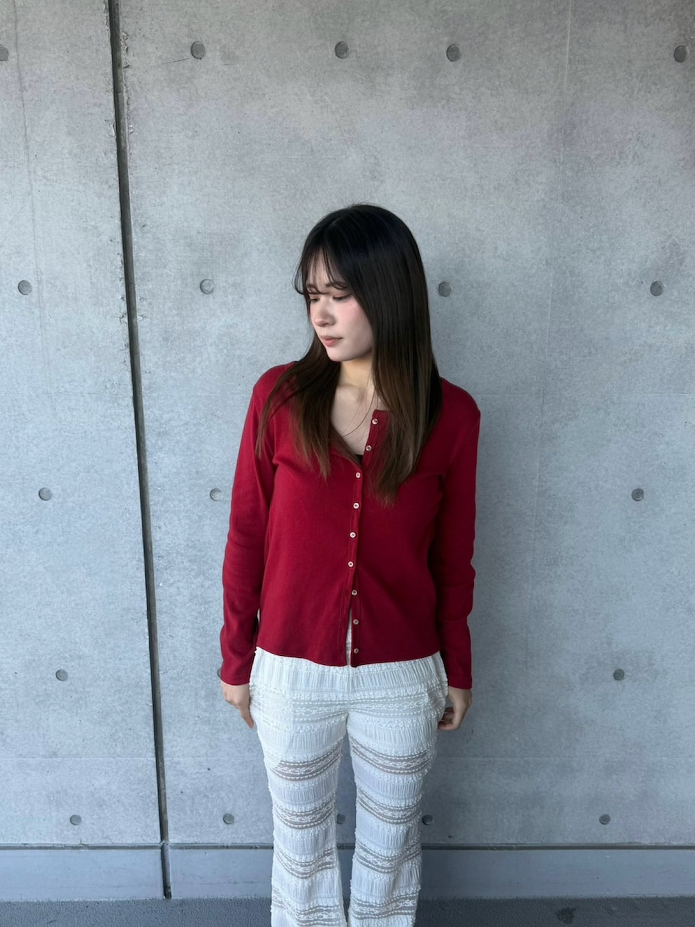 ホワイト系のその他パンツ、レッド系のカーディガン/ボレロを着用したレディースの春コーディネートの4枚目の写真