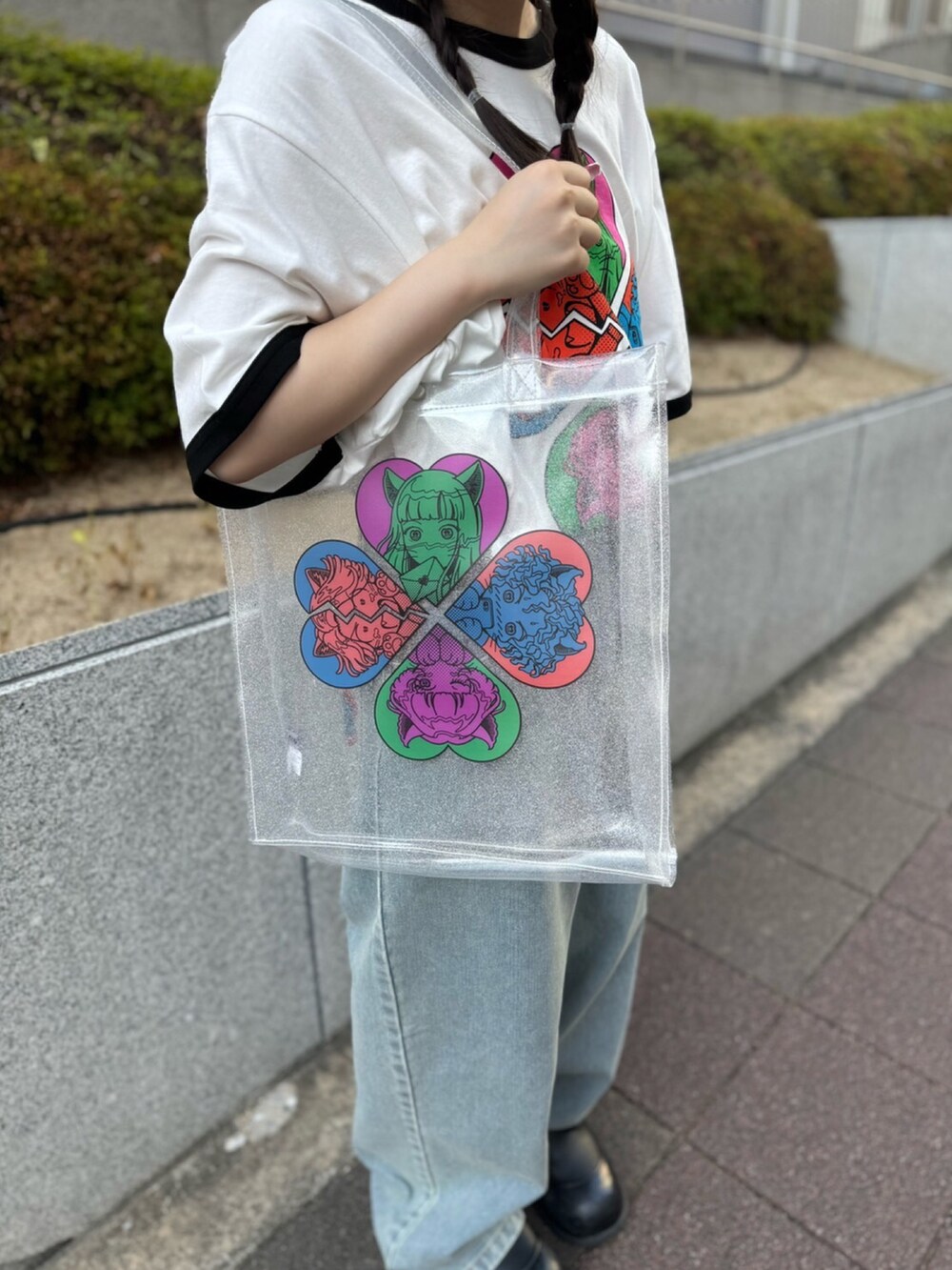 ホワイト系のTシャツ/カットソー、ブルー系のデニムパンツ、その他のトートバッグを着用したレディースの夏コーディネートの2枚目の写真