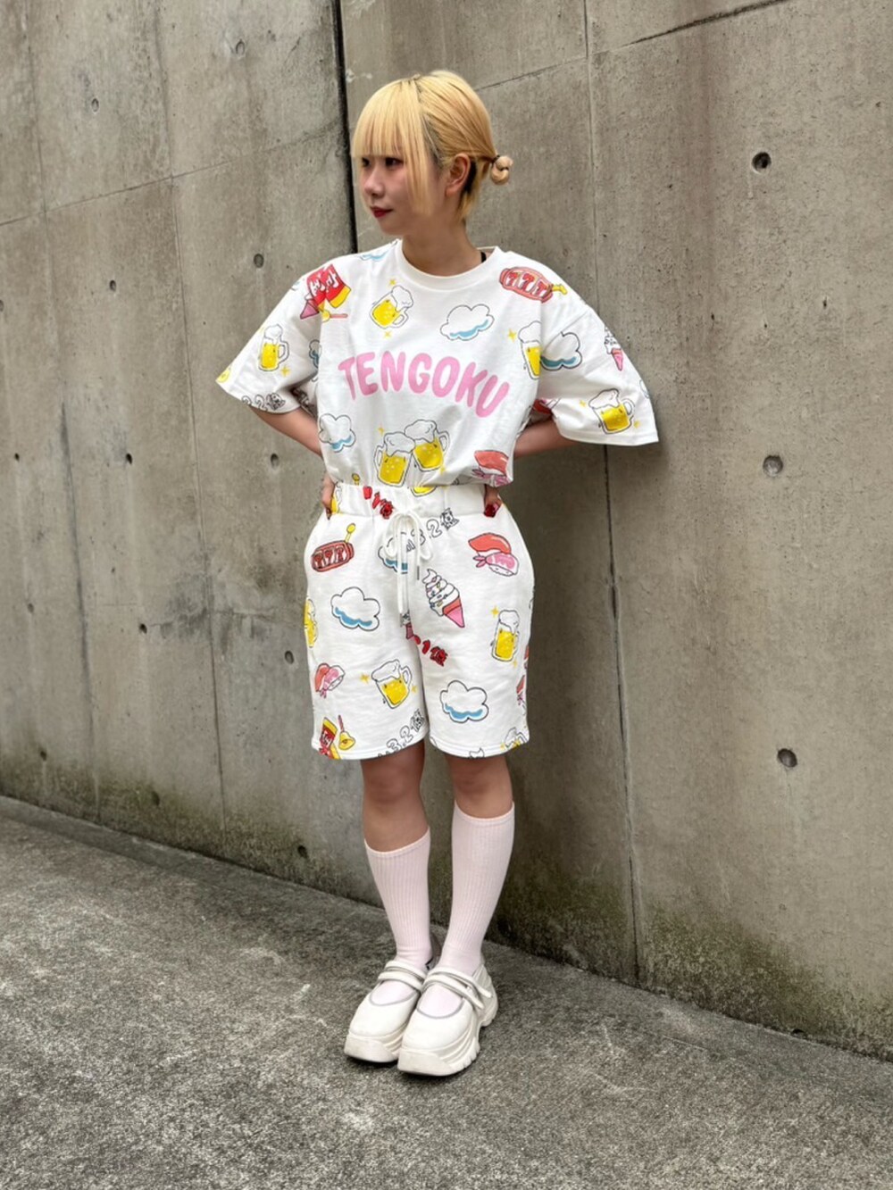 ホワイト系のTシャツ/カットソー、ホワイト系のスウェットパンツ、ブラック系のTシャツ/カットソーを着用したレディースの春コーディネートの3枚目の写真