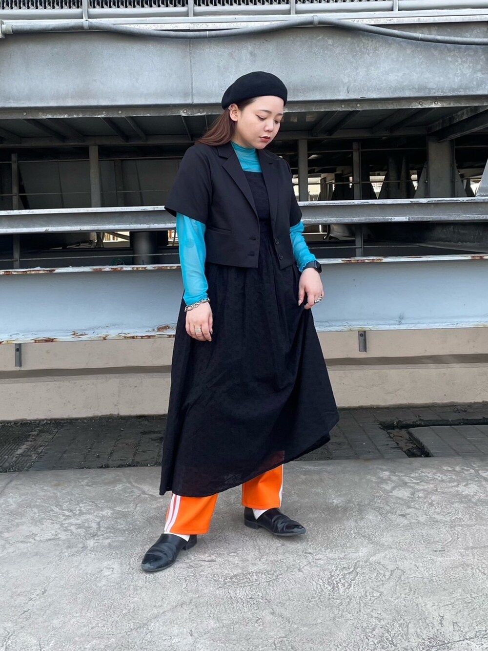 オレンジ系のその他パンツ、ブラック系のワンピース、ブラック系のテーラードジャケットを着用したレディースの夏コーディネートの2枚目の写真