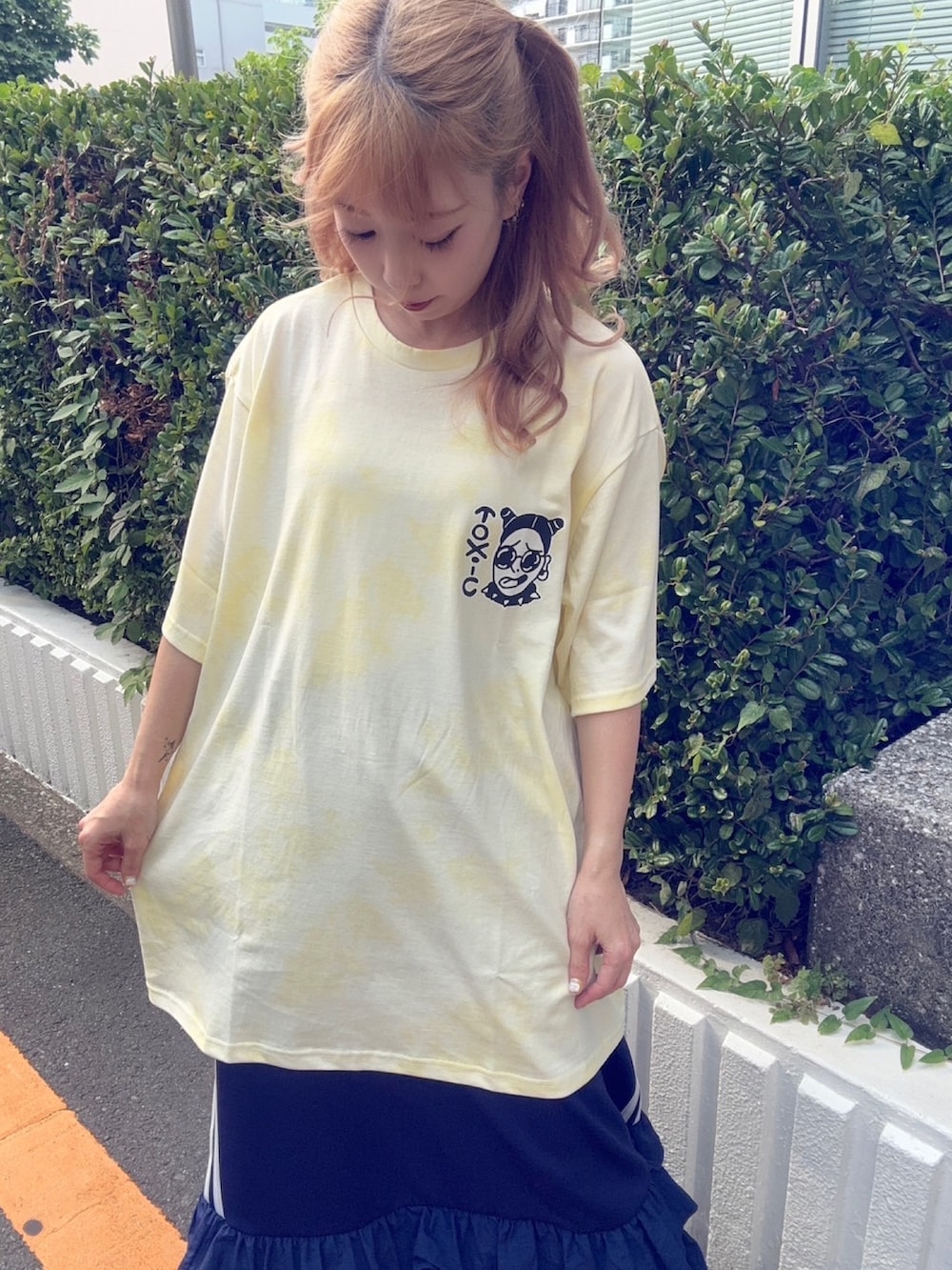 ブルー系のスカート、イエロー系のTシャツ/カットソーを着用したレディースの秋コーディネートの4枚目の写真
