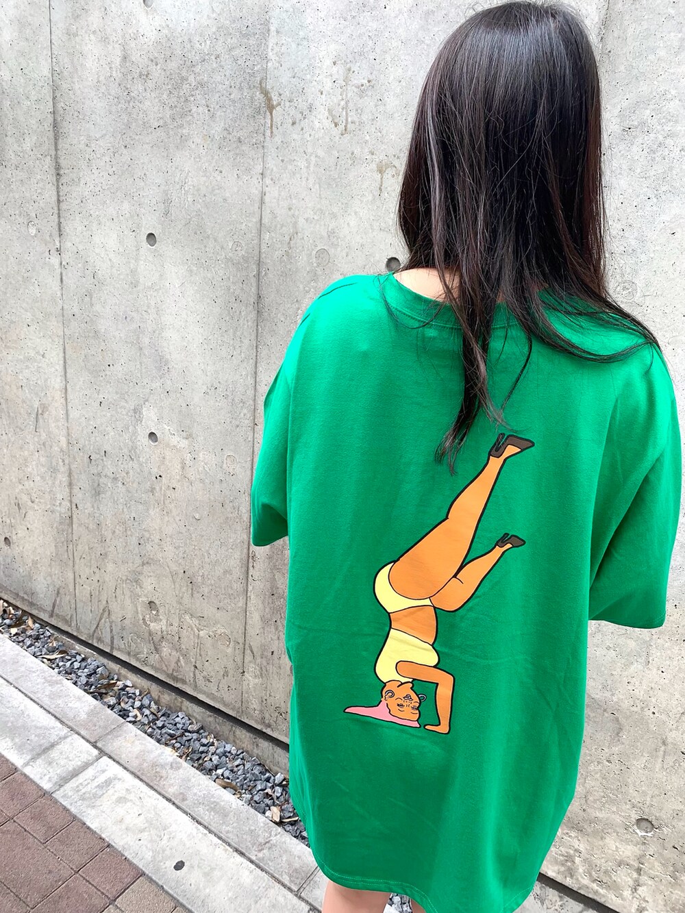 グリーン系のTシャツ/カットソーを着用したレディースの夏コーディネートの3枚目の写真