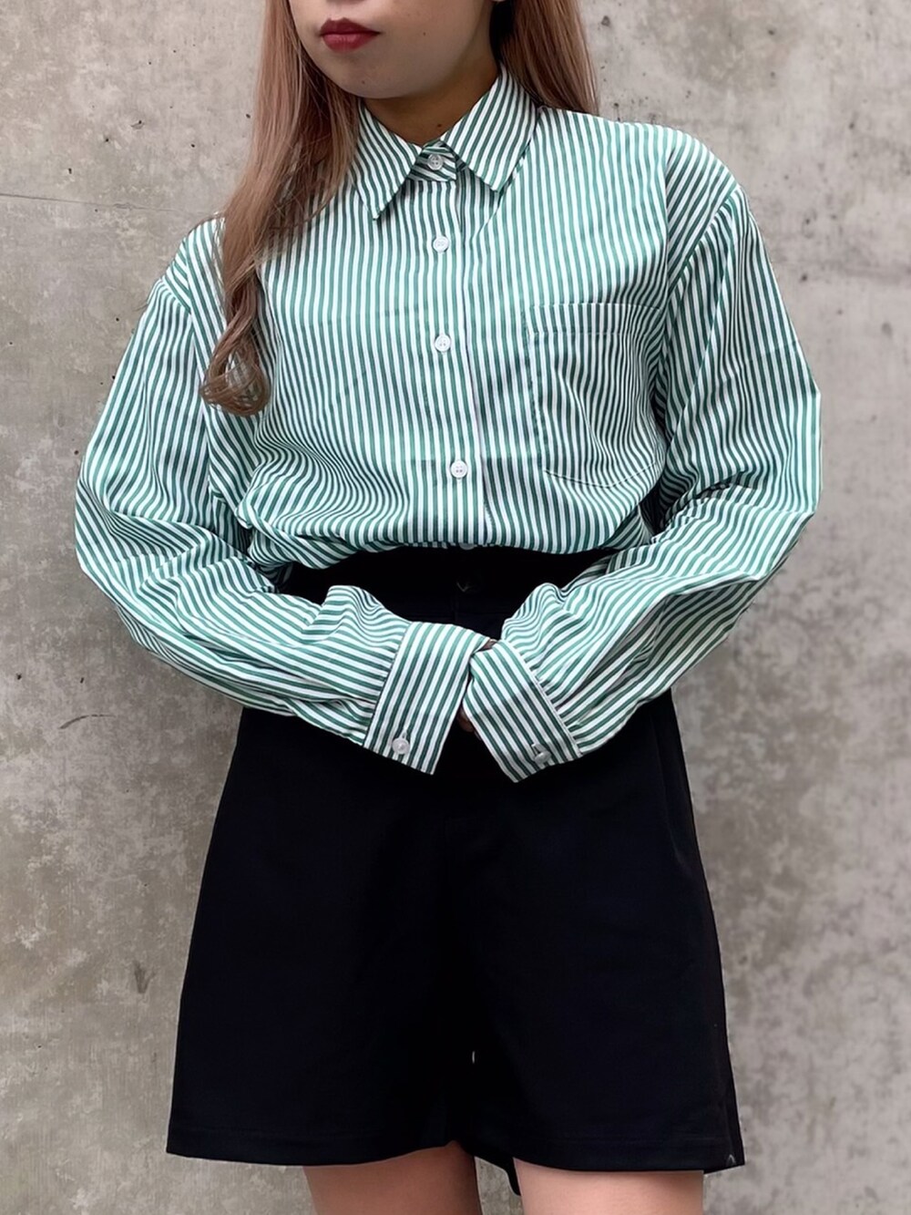 ブラック系のその他パンツ、ブラック系のテーラードジャケット、グリーン系のシャツ/ブラウスを着用したレディースの冬コーディネートの3枚目の写真