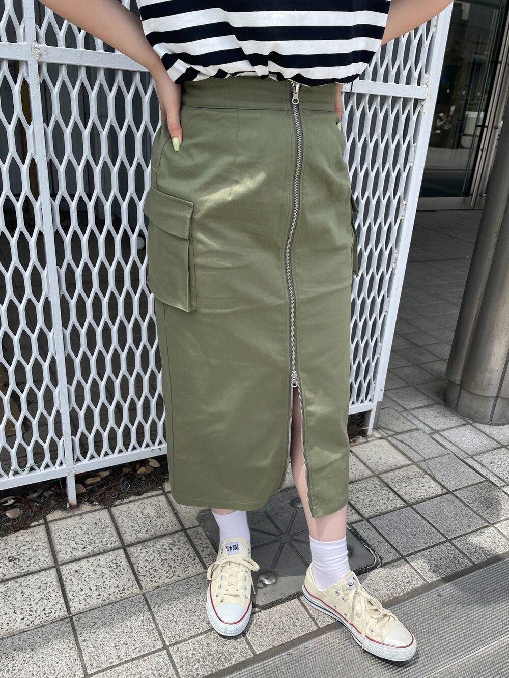 その他のTシャツ/カットソー、グリーン系のスカートを着用したレディースの春コーディネートの2枚目の写真