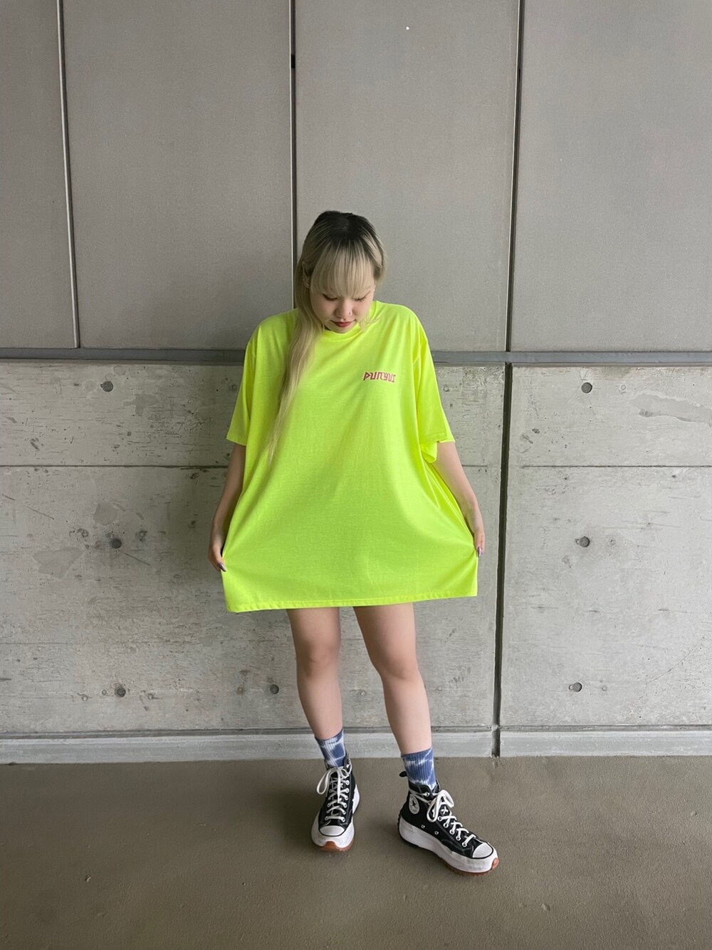 イエロー系のTシャツ/カットソーを着用したレディースの春コーディネートの4枚目の写真