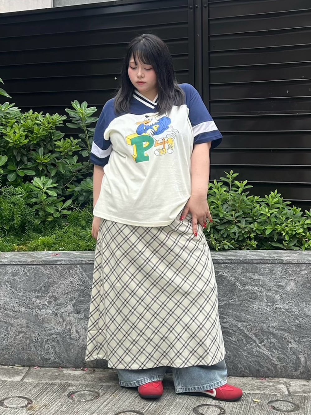 ベージュ系のスカート、ブルー系のTシャツ/カットソー、ブルー系のデニムパンツを着用したレディースの夏コーディネートの3枚目の写真
